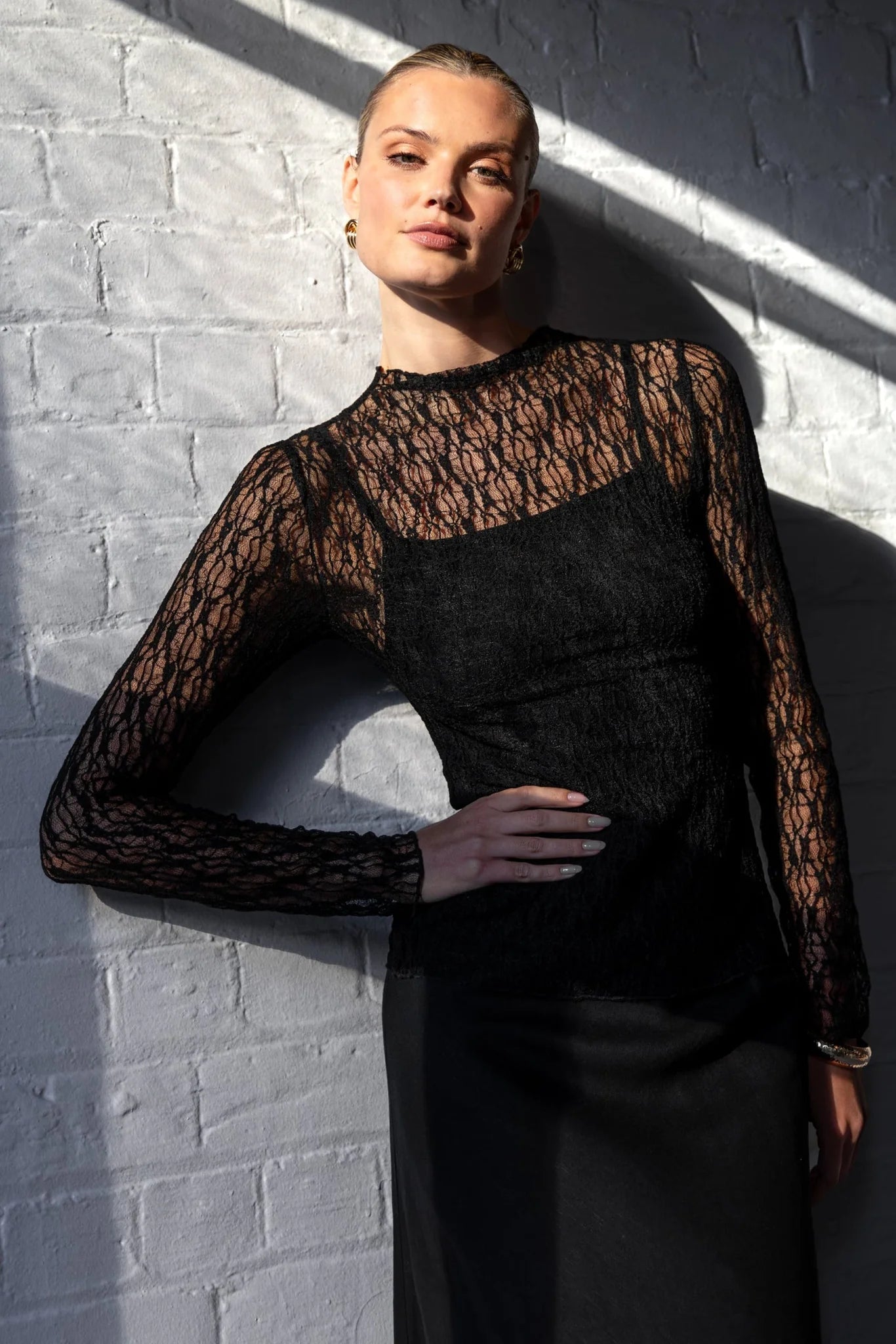GIVING BLACK LACE LONG SLEEVE TOP